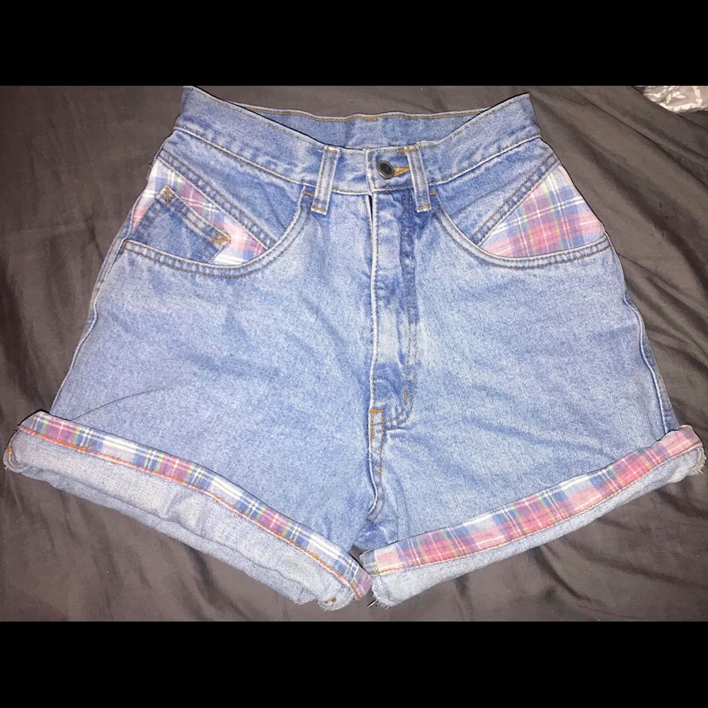 Vintage high waisted short worn a few times!